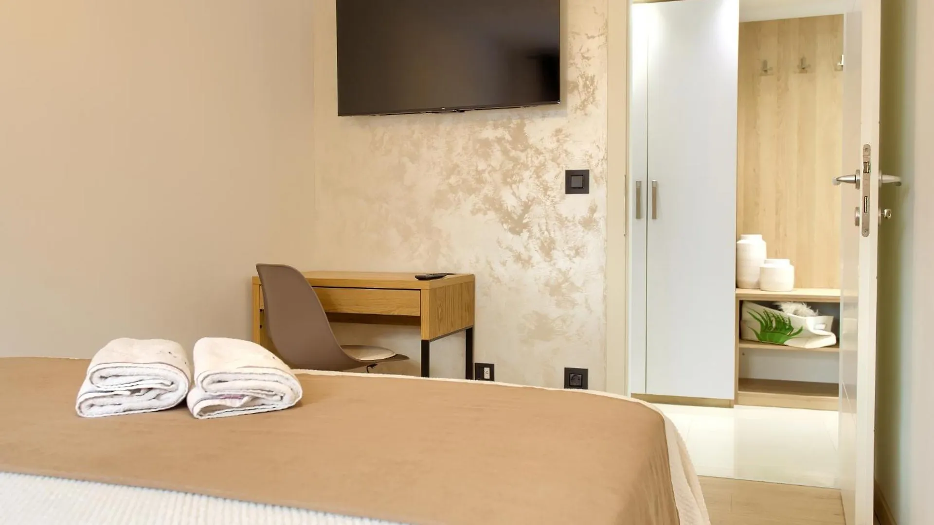 Apartments Sinisa - City Of Krk 0*, Krk Town